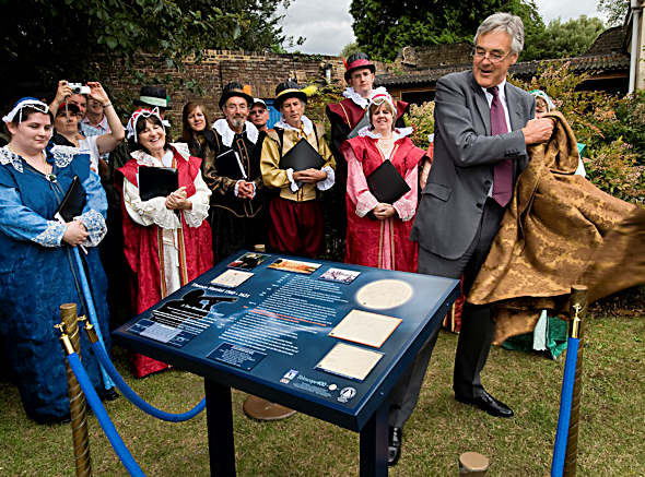 Lord Egremont unveils the plaque to Thomas Harriot